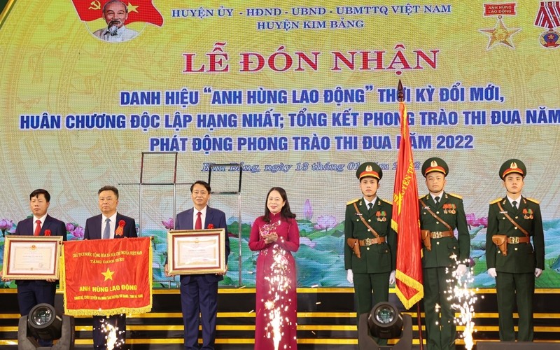 Vice President Vo Thi Anh Xuan presents the “Labour Hero in the Renewal Period” title and the First-Class Independence Order to Kim Bang District.