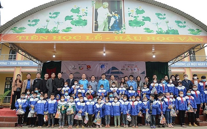Gifts presented to schoolchildren in Luc Yen district, Yen Bai province (Photo: NDO/Linh Phan)
