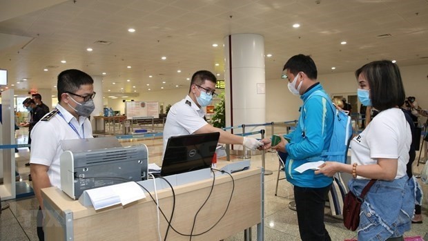 Air passengers handle entry procedures at Noi Bai International Airport in Hanoi (Photo: VNA)