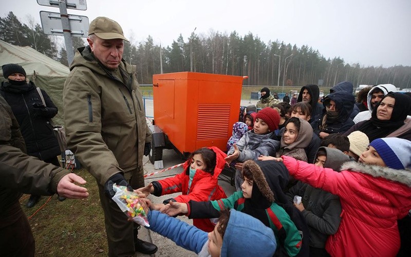 Migrants receive humanitarian aid at the Belarus-Poland border, November 2021. (Photo: Reuters)