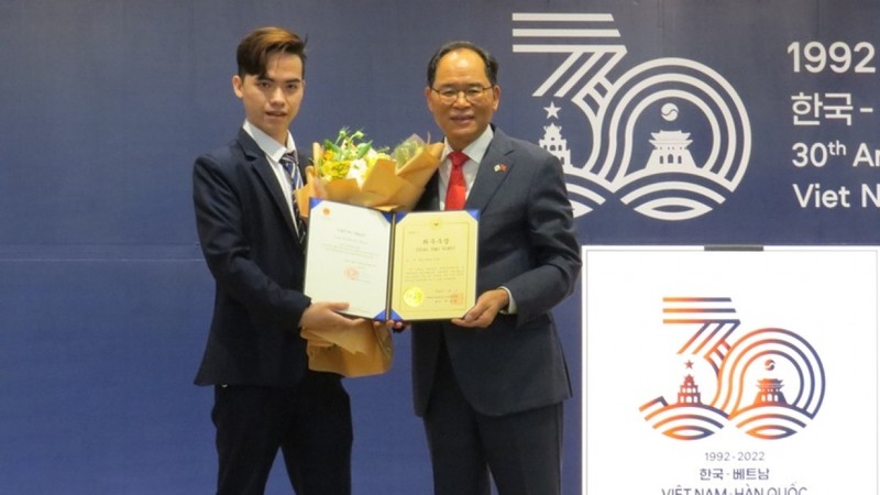 RoK Ambassador to Vietnam Park Noh-wan (R) announces the winner of Vietnam-RoK logo design contest. (Photo: VOV)