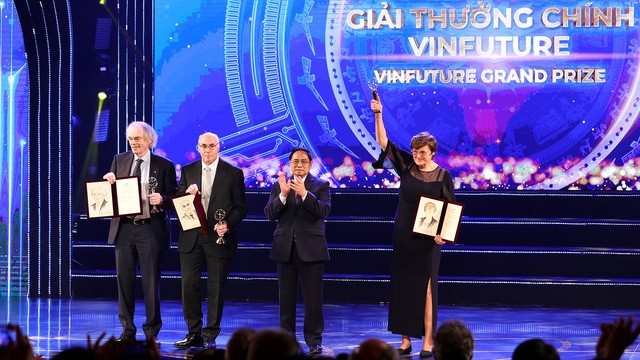 At the award ceremony (Photo: VNA)