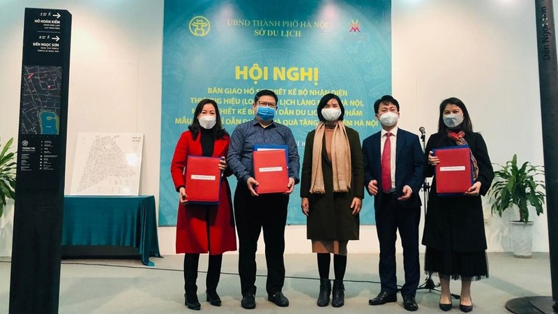 Hanoi Department of Tourism and Vietnam Women's Museum handed over sample products of signboard systems and brand identities of Hanoi craft villages to specific districts.