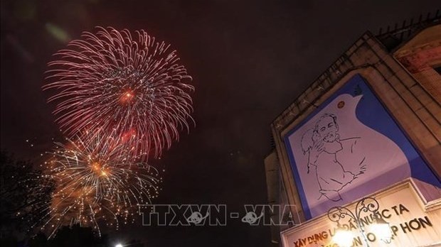 The fireworks over Hoan Kiem Lake in Hanoi on the Lunar New Year's Eve in 2020. (Photo: VNA)