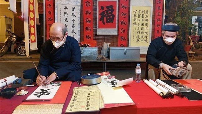 Calligraphy performance in Phung Hung mural street (Photo: VNA)