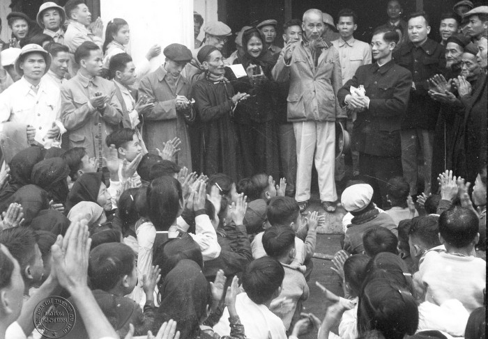 President Ho Chi Minh visited and extended Tet greetings to people in Viet Hung commune, Gia Lam district, Hanoi on February 8, 1958. (Photo: File photo displayed at the exhibition)