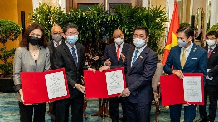At the signing ceremony of the MoU on the establishment of the Vietnam-Singapore Industry 4.0 Innovation Centre (Photo courtesy of Becamex IDC)