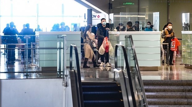 The passengers returning from Ukraine on the first repatriation flight arrive at Noi Bai International Airport at noon of March 8. (Photo: VNA)