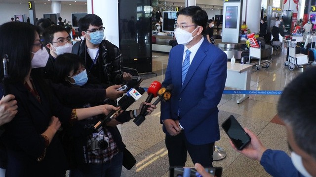 Deputy Minister of Foreign Affairs Pham Quang Hieu talking to the press (Photo: VNA)
