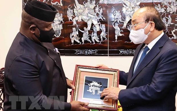 President Nguyen Xuan Phuc presents a gift to his Sierra Leone counterpart Julius Maada Bio on the sidelines of the general debate of the UN General Assembly's 76th session in New York. (Photo: VNA)