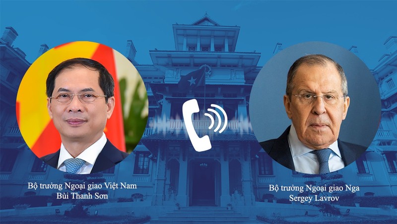 Minister of Foreign Affairs Bui Thanh Son (left) and his Russian counterpart Sergey Lavrov had a phone talk on March 15. (Photo: VNA)