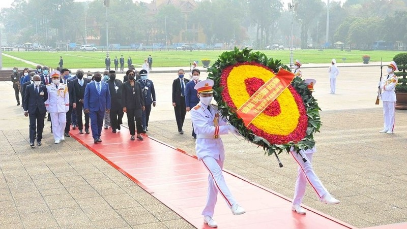 President Julius Maada Bio, his spouse and a delegation of Sierra Leone pay tribute to President Ho Chi Minh.