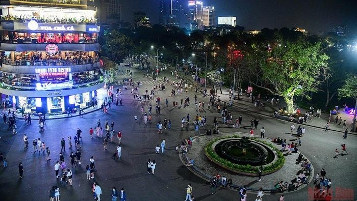 Panoramic view of Dong Kinh Nghia Thuc square and pedestrian streets following over one year of suspension. 