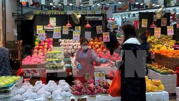A street fruit vendor in Hong Kong (China). (Photo: VNA)