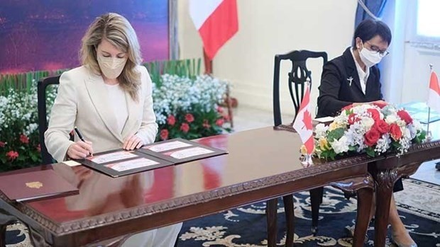 Canadian Foreign Minister Melanie Joly (left) and Indonesian counterpart Retno Marsudi sign documents during their meeting in Jakarta, Indonesia on April 11. (Photo courtesy of Indonesia's Ministry of Foreign Affairs)
