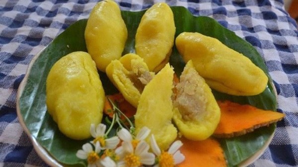 Turmeric cake is a popular traditional cake in Thai Binh Province. (Photo toplist.vn)