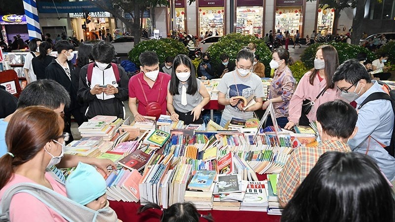 Readers choose books during Vietnam Book and Reading Culture Day in Ho Chi Minh City. (Photo: VO MANH HAO)