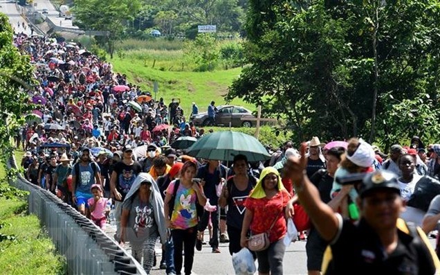 Migrants move in Huixtla, Chiapas state, Mexico on their way to the US. (Photo: AFP/VNA)