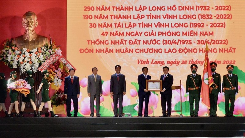 National Assembly Chairman Vuong Dinh Hue presents the Labour Order to Vinh Long Province.