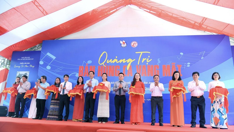 The exhibition officially opened in Dong Ha City, Quang Tri Province, in the presence of member of Party Central Committee (PCC) and Editor-in-chief of Nhan Dan Newspaper Le Quoc Minh, who is also Deputy Head of the PCC’s Commission for Communication and Education and Chairman of Vietnam Journalists’ Association.
