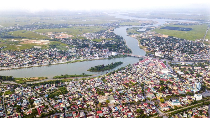 The Hieu River runs through the centre of Dong Ha City, the capital of Quang Tri Province.