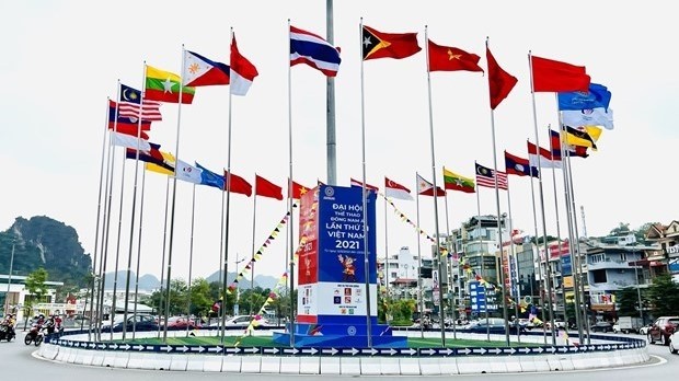 A roundabout in Quang Ninh is adorned with national flags of participating countries of SEA Games 31. (Photo: VNA)