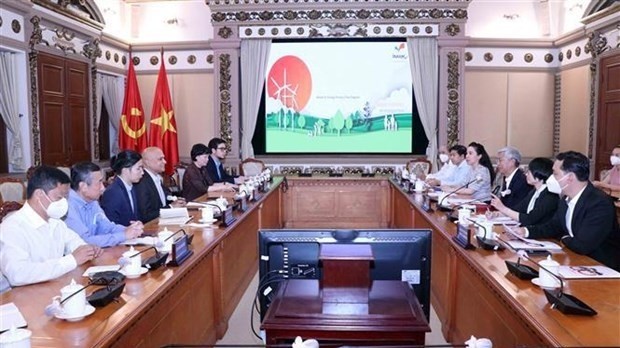 The meeting between Vice Chairman of the Ho Chi Minh City People’s Committee Vo Van Hoan and parliamentarian Alla Ayodhya Rami Reddy on May 4. (Photo: VNA)