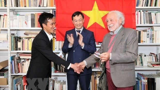 Renato Darsie (first, right), Chairman of the Italy - Vietnam Friendship Sub-Association in the Veneto region, hands over the right to use the cultural centre to a representative of Vietnamese students. (Photo: VNA)