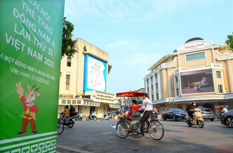 The installation of the banderols, banners and billboards also aims to advertise the hospitality of Hanoi to international friends.