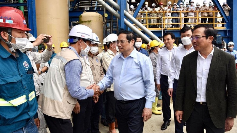 Prime Minister Pham Minh Chinh inspects the construction site of the Thai Binh 2 thermal power plant. (Photo: Tran Hai)