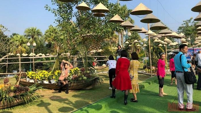 Visitors to the Vietnam National Village for Ethnic Culture and Tourism (Photo: NDO)
