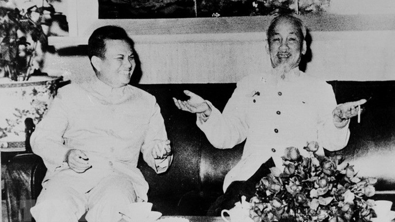 President Ho Chi Minh (R) receives head of the LPRP delegation Kaysone Phomvihane (File photo: VNA)