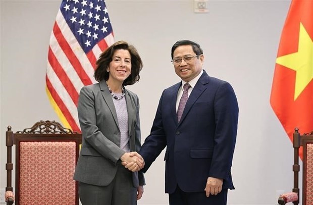 Prime Minister Pham Minh Chinh (R) receives US Secretary of Commerce Gina Raimondo in Washington DC. on May 11 (Photo: VNA)