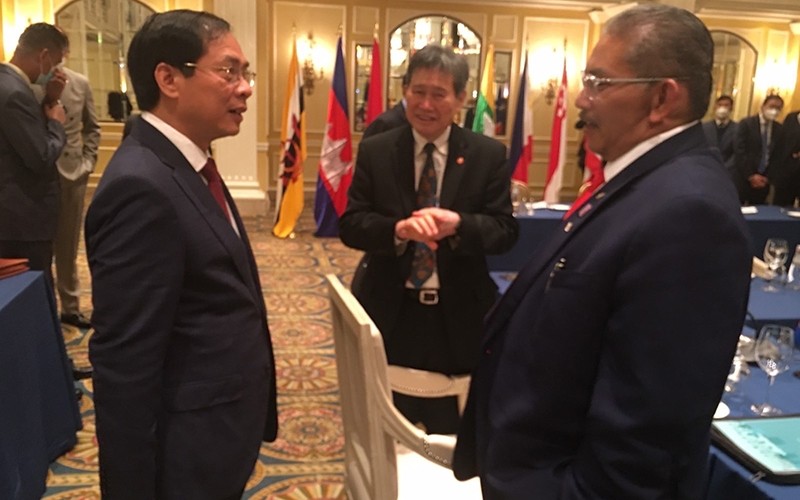 Minister of Foreign Affairs Bui Thanh Son and his counterparts from ASEAN review preparations for the ASEAN - US Special Summit