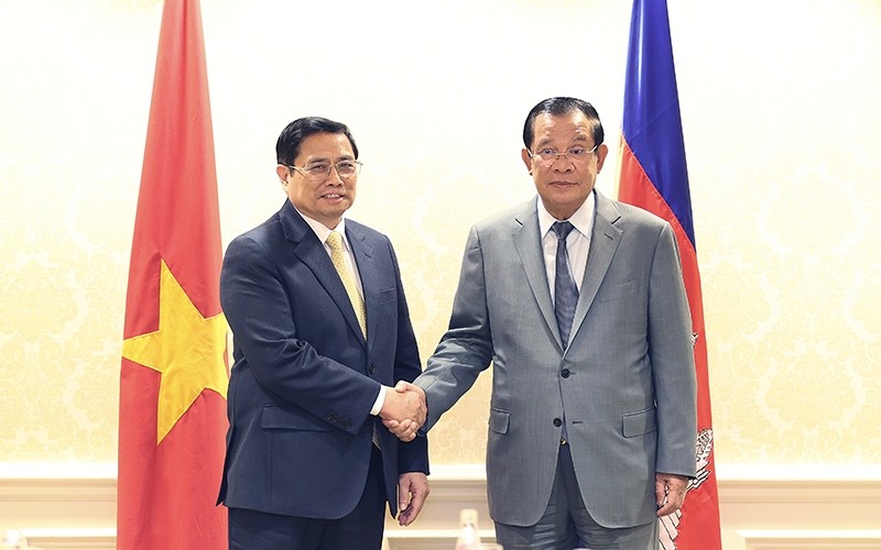 Prime Minister Pham Minh Chinh and his Cambodian counterpart Hun Sen on May 11 (local time) (Photo: VNA)