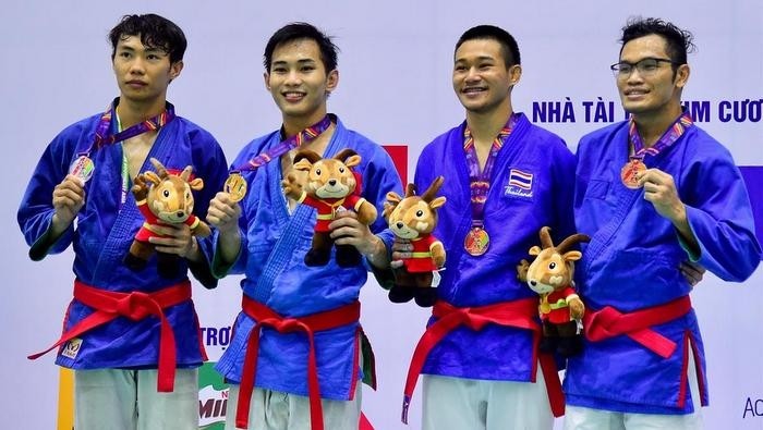 Le Cong Hoang Hai (second from left) won a gold medal and Vo Pham Hoang An (first from left) grabbed a silver medal in the men's under-60 kg category. (Photo: NDO)
