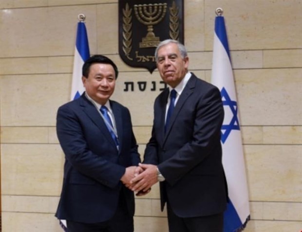 Politburo member, President of the Ho Chi Minh National Academy of Politics (HCMA) and Chairman of the Central Theory Council Nguyen Xuan Thang (L) and Speaker of the Knesset Mickey Levy (Photo: VNA)