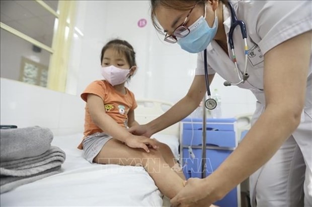 A doctor gives a health check-up for a child at Thanh Nhan Hospital in Hanoi (Photo: VNA)