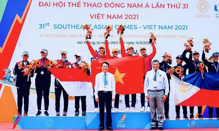 Four experienced athletes brought the first gold medal for Vietnam in the day in the women's quadruple sculls event. (Photo: NDO)