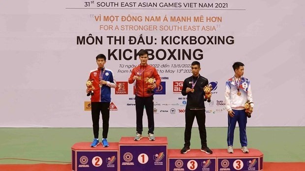 Bac Ninh-born kickboxer Nguyen Quang Huy (second from left) triumphs in the under 60kg Low Kick men category. (Photo: VNA)