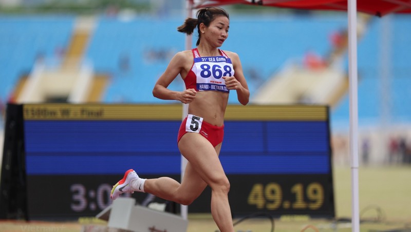 Nguyen Thi Oanh wins gold in the women's 1,500m event at the 31st SEA Games. (Photo: VNA)