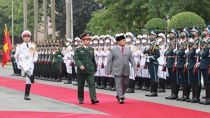Defence Ministers Phan Van Giang (left) and Prabowo Subianto review the guard of honour at the official welcome ceremony for the Indonesian official in Hanoi on May 13. (Photo: Trong Duc)