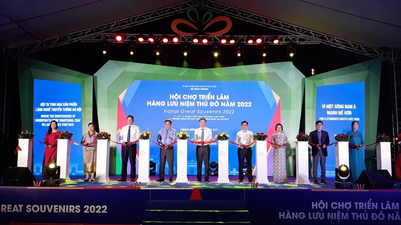 Delegates cut the ribbon to open the fair. (Photo: hanoimoi.com.vn)