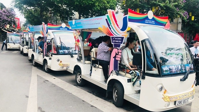 Tours by electric car launched for visitors to explore Hanoi’s Old Quarter  (Photo: hanoimoi.com.vn)