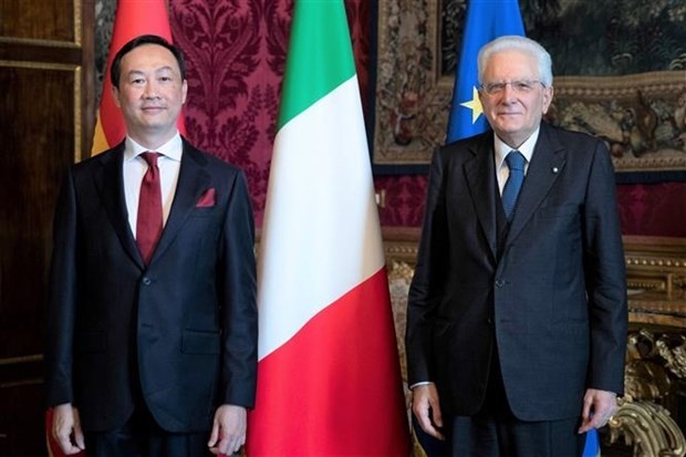 Newly-appointed Vietnamese Ambassador to Italy Duong Hai Hung (left) poses for a photo with Italian President Sergio Mattarella. (Photo: VNA)