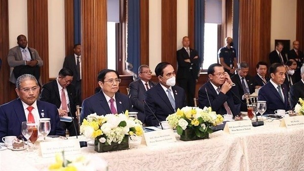 Prime Minister Pham Minh Chinh (second, left) and leaders of other ASEAN countries at a working lunch with US lawmakers in Washington D.C. (Photo: VNA)