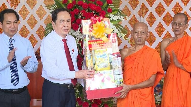 National Assembly Vice Chairman Tran Thanh Man presents gifts to Buddhist monks in Can Tho. (Photo: Thanh Tam)