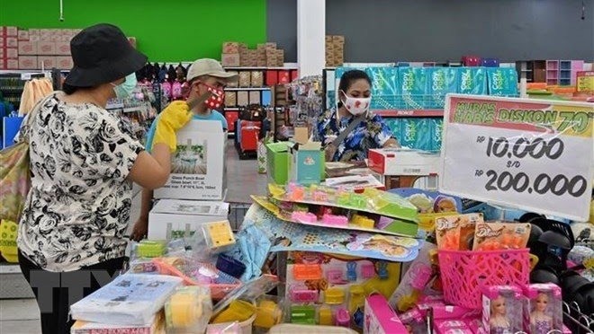  People shop at a supermarket in Jakarta, Indonesia. (Photo: AFP/VNA)
