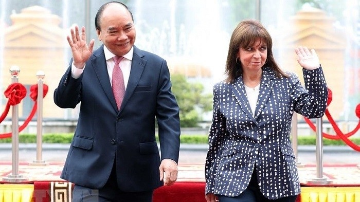President Nguyen Xuan Phuc (L) hosts welcome ceremony for Greek President Katerina Sakellaropoulou in Hanoi on May 16 (Photo: VNA)