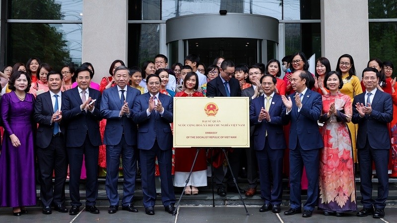 PM Pham Minh Chinh attends a ceremony to put the nameplate on the new headquarters of the Vietnamese Embassy in Washington. (Photo: VGP)